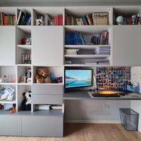 Libreria da parete con scrivania incorporata