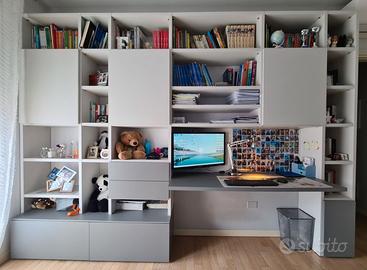 Libreria da parete con scrivania incorporata