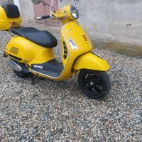 Vespa GTS 300 Supersport  giallo opaco