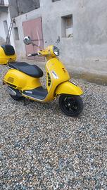 Vespa GTS 300 Supersport  giallo opaco