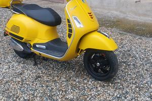 Vespa GTS 300 Supersport  giallo opaco