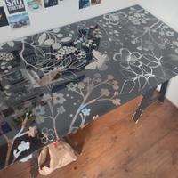 Scrivania piano in vetro con stencil