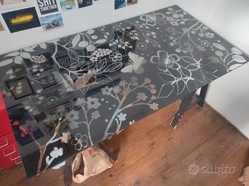 Scrivania piano in vetro con stencil