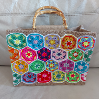 Borsa estiva decorata a mano all'uncinetto
