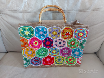 Borsa estiva decorata a mano all'uncinetto