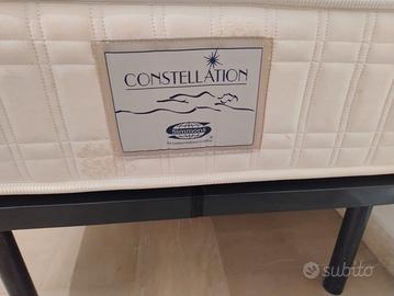 Materasso Simmons con struttura letto con doghe