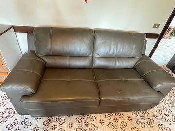 Divano in pelle elegante e comodo