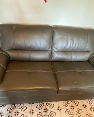 Divano in pelle elegante e comodo