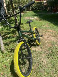 bicicletta bmx verde freestyle