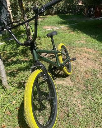 bicicletta bmx verde freestyle