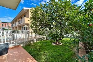 VILLA A SCHIERA A SPOTORNO