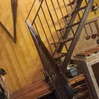 Scala in ferro battuto e legno