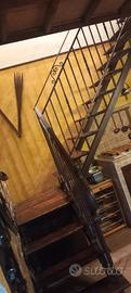 Scala in ferro battuto e legno