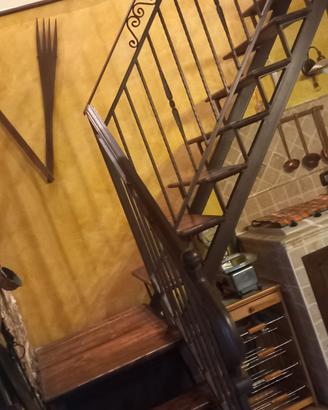 Scala in ferro battuto e legno
