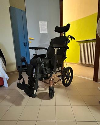 Carrozzina polifunzionale basculante per disabili