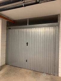 Porta basculante non debordante telecomandata