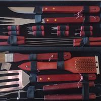Set utensili per barbecue.