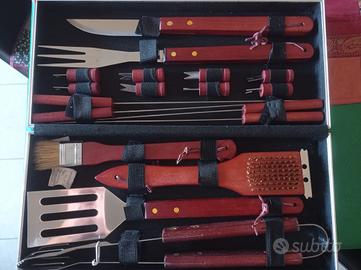 Set utensili per barbecue.