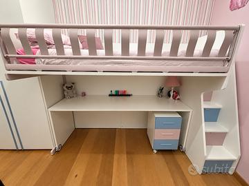 Letto a soppalco con scrivania e cassettiera