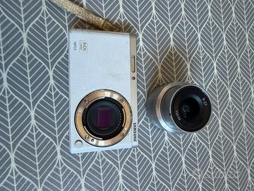 Fotocamera Samsung NX mini con obbiettivo 9-27