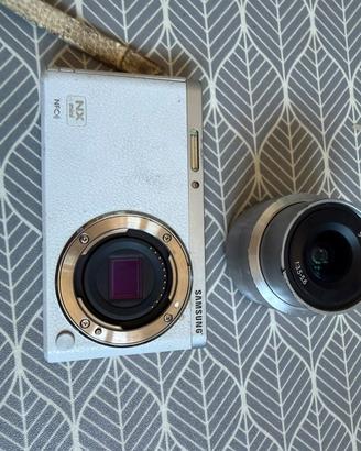 Fotocamera Samsung NX mini con obbiettivo 9-27