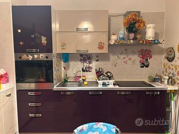 cucina completa con elettrodomestici