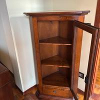 Vetrinetta con angolo con un cassetto tenuta  come