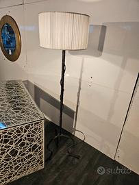 Piantana vintage in ferro e paralume bianco