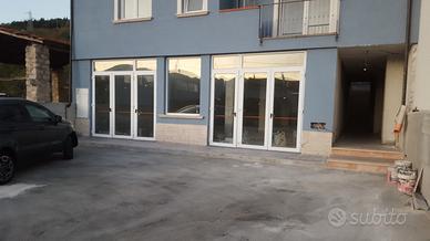 Locale commerciale tra Atena Lucana e Sala