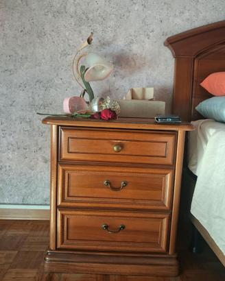 Coppia di comodini vintage in legno massello