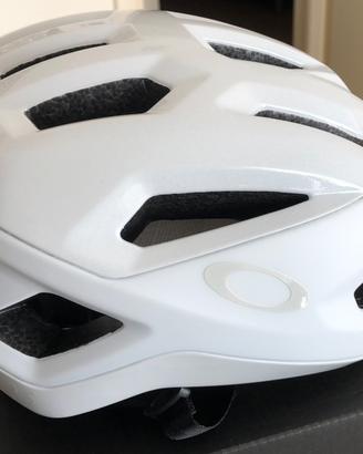 Casco Oakley ARO 5