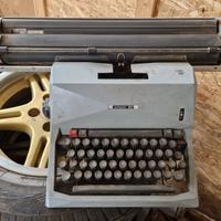 Macchina da scrivere Olivetti 82