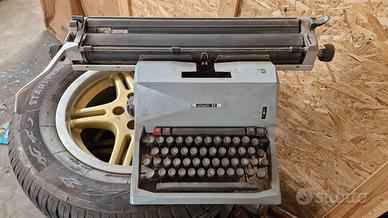 Macchina da scrivere Olivetti 82