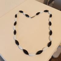 Collana con lunghe perle piene sfaccettate