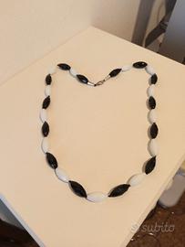 Collana con lunghe perle piene sfaccettate