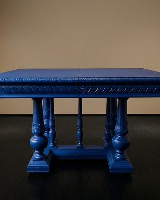 tavolo scultoreo dal design neoclassico rivisitato