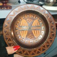 Piatto decorato in legno