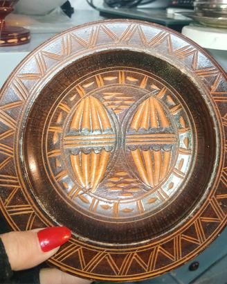 Piatto decorato in legno