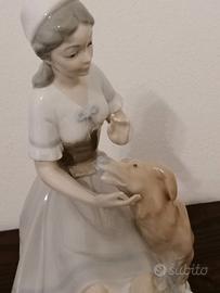 Statua grande Nao Lladrò  Lady sitting with a dog