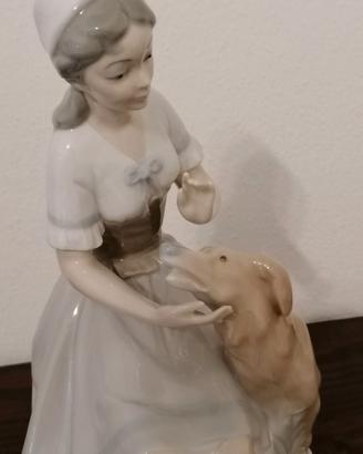 Statua grande Nao Lladrò  Lady sitting with a dog