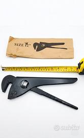 Pinza giratubi regolabile di colore nero.