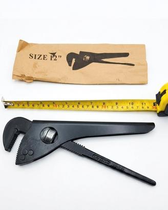 Pinza giratubi regolabile di colore nero.