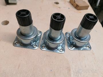 Piedini in metallo regolabili per mobili