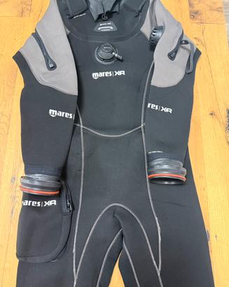 Muta stagna neoprene MARES XR con guanti stagni
