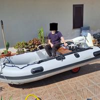 Gommone con motore e accessori