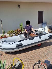 Gommone con motore e accessori