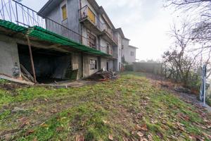 Rustico / Casale di 350 m² con più di 5 locali e b