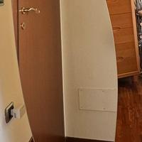 Specchio di design con base in marmo