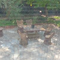 tavolo con sedie in cemento