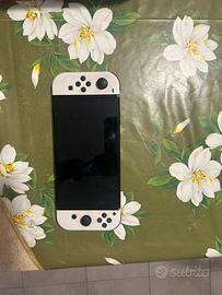 Nintendo Switch oled con 4 giochi